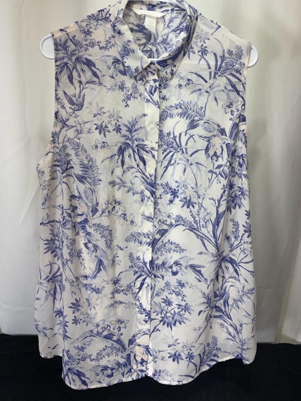 H&M White and Blue Sleeveless Button-Down Tropical Print Top 2645